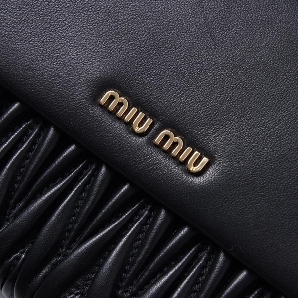 MIU MIU 2017新作入荷 セレブも愛用 ミュウミュウスーパーコピー 大人気長財布